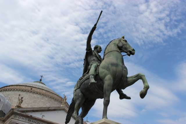 馬に乗って軍勢を率いる将軍の像