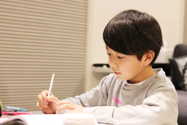 勉強に集中する小学生の男の子