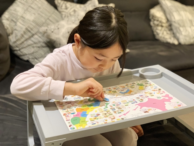 日本地図パズルをする女の子