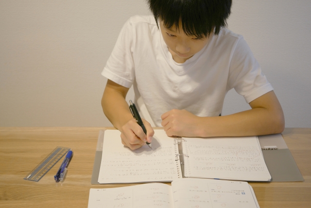 勉強をする中学生の男の子