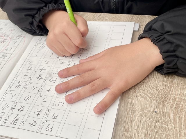 漢字の勉強をする小学生の手元