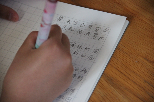 漢字勉強中の小学生の手元