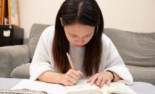 勉強をがんばる生徒