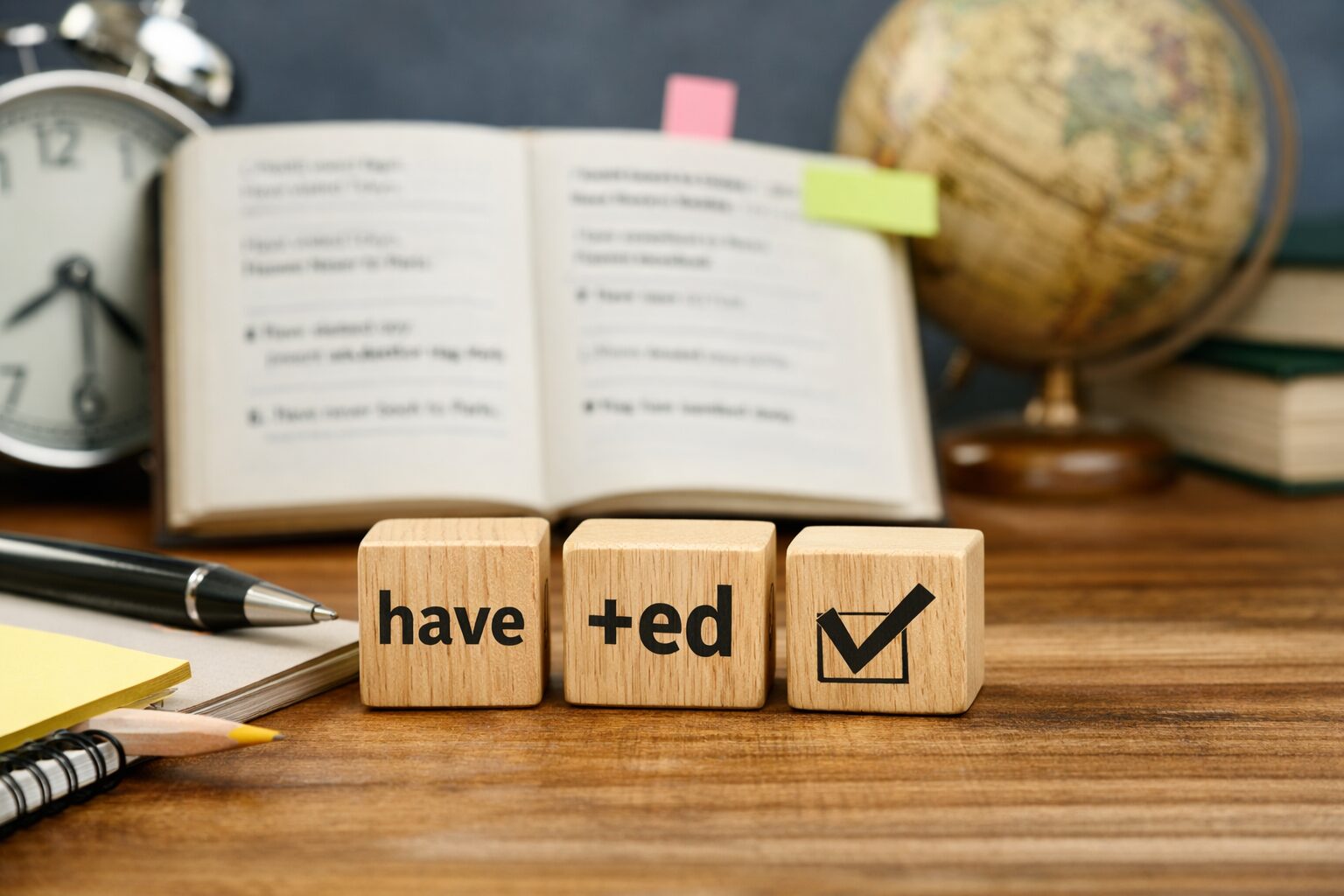 中学英語の現在完了形の使い方を問題集の練習問題を使って練習している様子